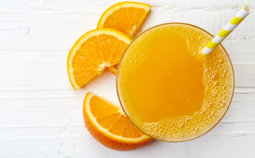 Orange juice and orange slices